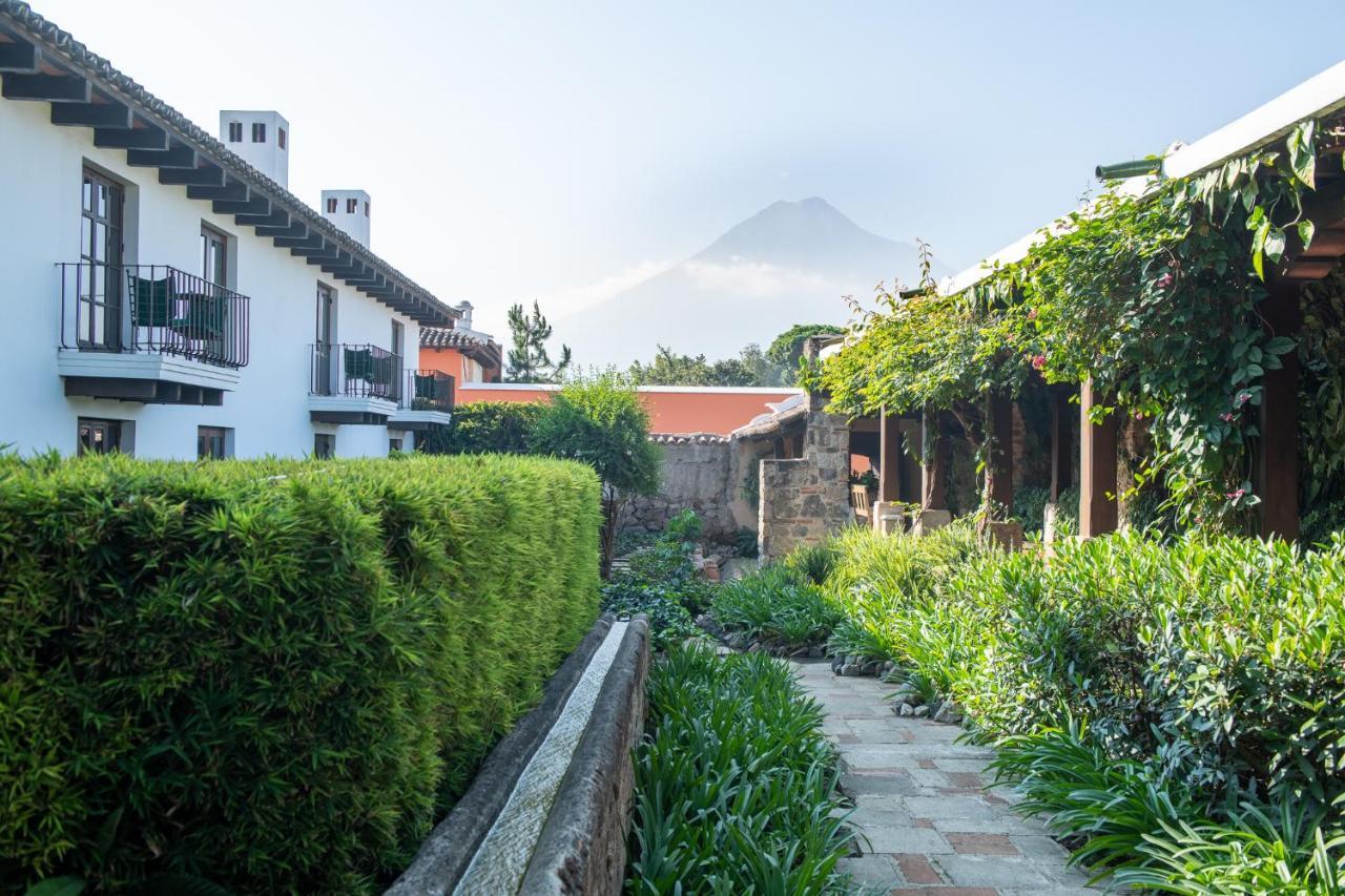 Hotel Museo Spa Casa Santo Domingo Antigua Esterno foto View of the hotel with the volcano in the background