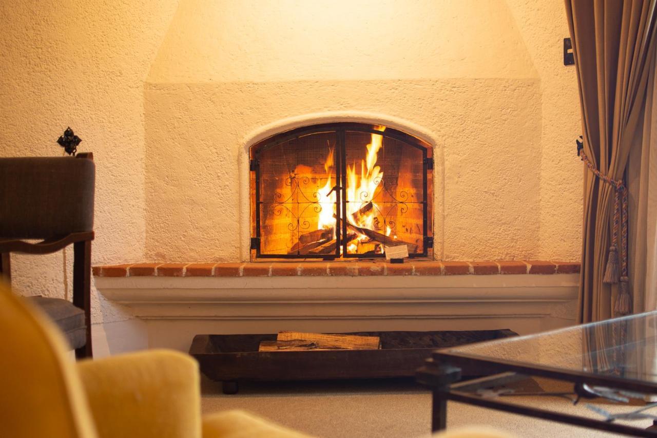 Hotel Museo Spa Casa Santo Domingo Antigua Esterno foto A fireplace